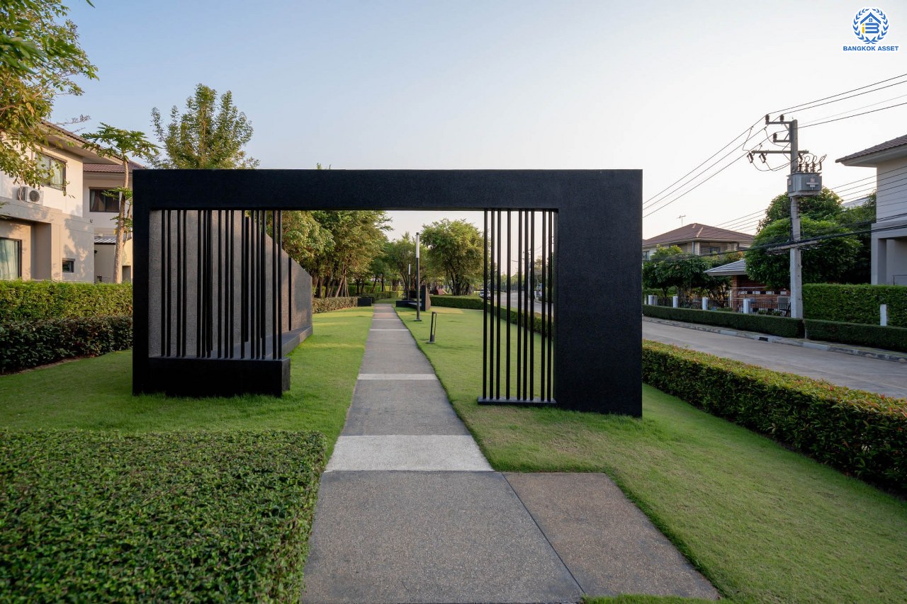 บ้านมือสองตกแต่งใหม่ โครงการ สราญสิริ ติวานนท์-แจ้งวัฒนะ1 หลังมุม เนื้อที่ 59.2 ตร.ว. ดีไซน์ตอบทุกไลฟ์สไตล์ ฟังก์ชัน 3 ห้องนอน 3 ห้องน้ำ จอดรถได้ 2 คัน Living ชั้นบนกว้างขวาง บนทำเลติดถนนใหญ่ เชื่อมต่อทุกเส้นทาง ใกล้จุดขึ้นทางด่วน "ศรีสมาน"